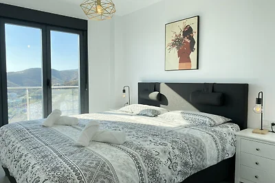 Attico a Nerja con Vista Mare e Piscina