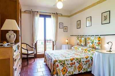 Fesselnde Villa in Ricadi mit Pool