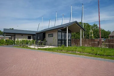 Lodge aan het meer met tuin