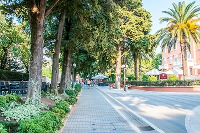 Feel Good Apartment - Two-Bedroom Apartment w...