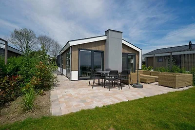 Modern chalet aan het water van het...