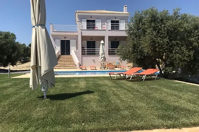 Moderne Villa mit pool in Kamaria Peloponnes