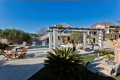 Villa in Bogomolje mit Schwimmbecken