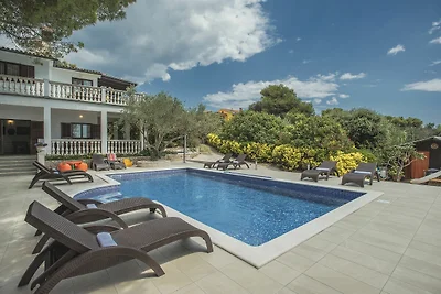 Pittoresca casa vacanze a Banjole con piscina