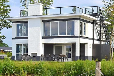 Villa am Wasser mit großzügiger Dachterrasse