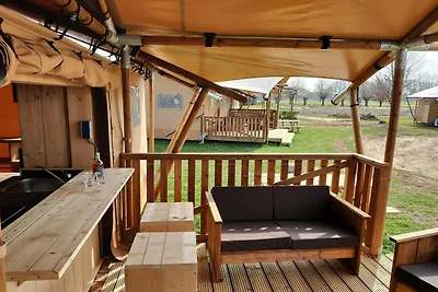 Glamping-Zelt mit Klimaanlage und Blick auf d...