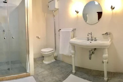 Invitante villa con giardino privato...