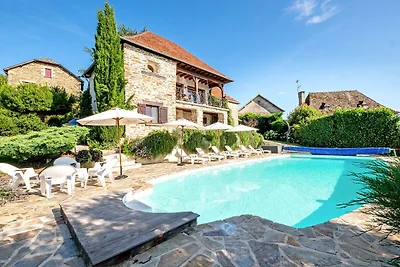 Steinhaus mit Pool und Garten