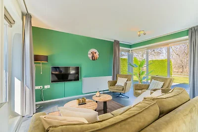 Geschmackvoll eingerichteter freistehender...