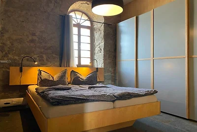 Appartamento su due livelli con camino e...