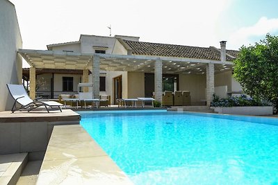 Villa with swimming pool in beautiful Sicily
