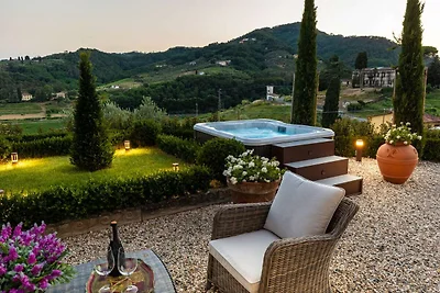 Villa a Lucca con Jacuzzi e Vigneti