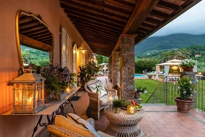 Villa a Capannori con grande patio