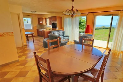Ferienhaus in Plouhinec mit Terrasse