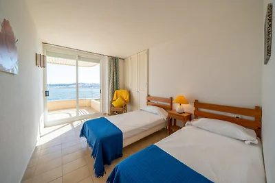 Appartamento fronte mare con accesso alla...