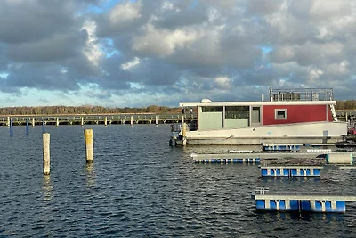 Casa galleggiante nel porto della città di...