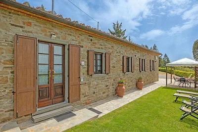 Omringd door groene Toscaanse heuvels