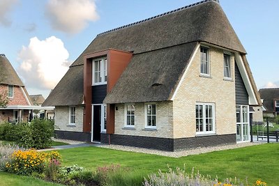 Strohgedeckte Villa mit Lounge am Wasser