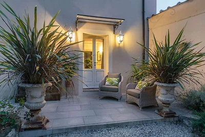 Villa in Montecarlo mit privatem Pool