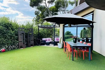 Architektenvilla mit Pool mit Meerblick