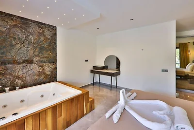 Villa in Kalkan mit Schwimmbecken