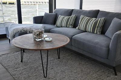 Hausboot im Hafen in Ribnitz-Damgarten