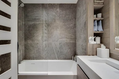 Komplett renovierte Wohnung am Fuße der...