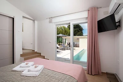 Villa met privézwembad en zomerkeuken