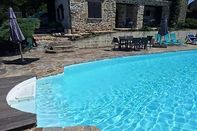Maison en pierre avec piscine et jardin