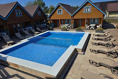 Zweistöckige Ferienhäuser mit Pool