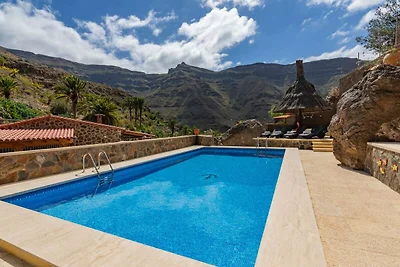Villa mit beheiztem Pool und Bergblick