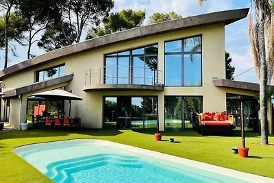Architektenvilla mit Pool mit Meerblick