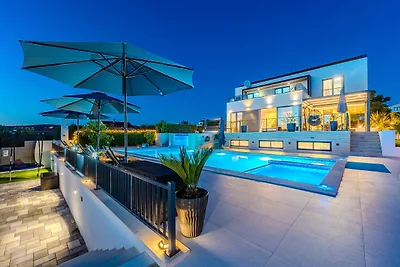 Moderne Villa mit privatem Pool
