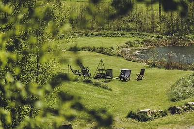 Maison minimaliste près de la forêt