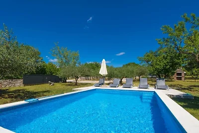 Villa a Raša con piscina