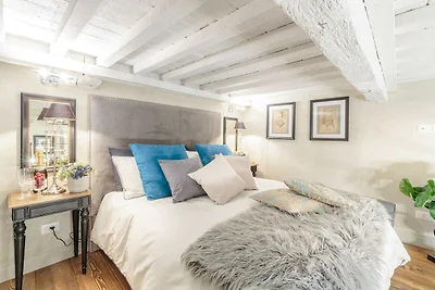 Chic suite, Steps from Torre Guinigi