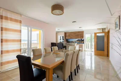 Six Bedroom Villa with Outdoor Pool, Sauna an...