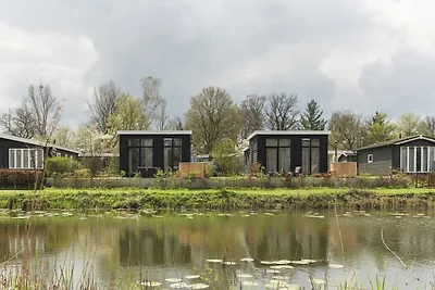 Prachtige blokhut aan de rivier met bubbelbad
