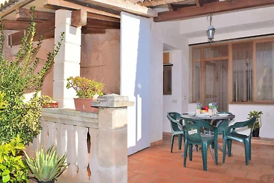 Haus in Maria de la Salut mit Terrasse