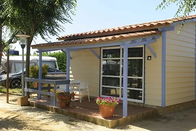 Holzbungalow auf einem Campingplatz