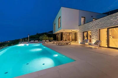 Villa in Ravni mit Schwimmbecken