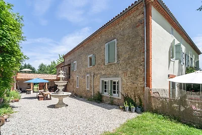 Villa in Artigat mit Terrasse