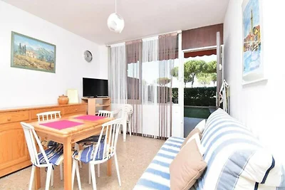 Apartment in Grau du Roi mit Garten