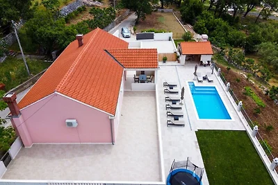 Villa in Gruda mit Swimmingpool