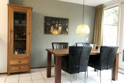 Schönes Ferienhaus mit Kamin in einem Ferienp...