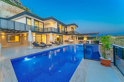 Villa in Kalkan mit Schwimmbecken