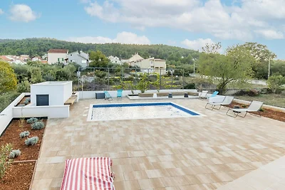 Ferienhaus in Bilice mit Pool