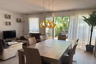 Moderne Villa mit Garten in Strandnähe