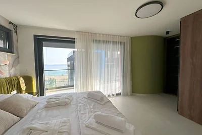 Three-Bedroom Penthouse with Infinity Pool (T...