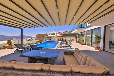 Villa in Kalkan mit Schwimmbecken